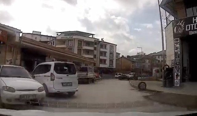 Elazığ'da kaza ucuz atlatıldı: Saniyelerle ölümden döndü