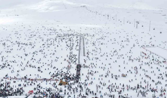 Erciyes'te hafta sonu pistler kayakçılarla doldu