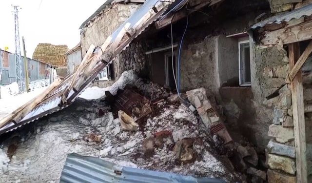 Erzincan'da fırtına çatıları uçurdu