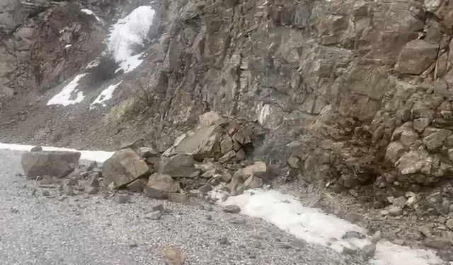 Erzincan'daki 4,9'luk depremin merkez üssünden yeni görüntüler: Kaya parçaları yola böyle düştü