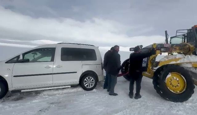 Erzurum'da kara saplanan otomobil 3 saat mahsur kaldı