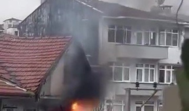 Evde çıkan yangında elektrik kabloları patladı