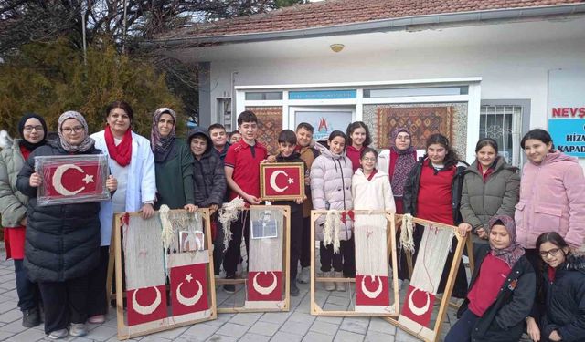 Gençlerden Türk Bayrağı'na 'Türk Düğümü' ile ilmek