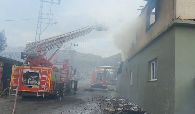 Hatay'da 2 katlı müstakil ev alevlere teslim oldu