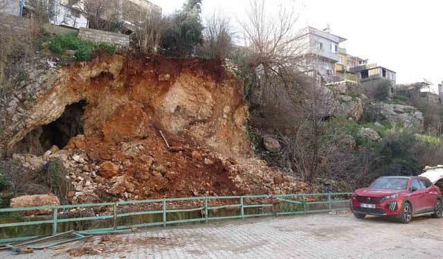 Heyelanla birlikte evlerin altındaki mağara ortaya çıktı