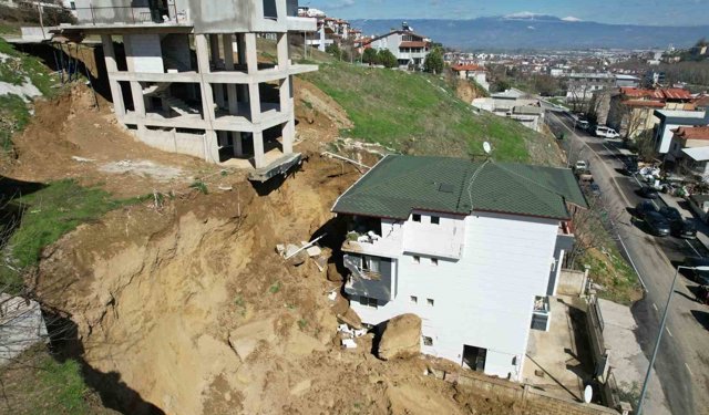 İnşaat kazısında kopan dev kaya parçası yanındaki binada hasara yol açtı
