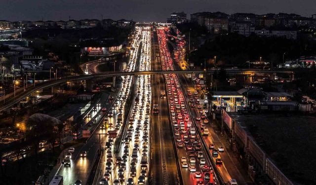 İstanbul trafiği 'ara tatil' dinlemedi