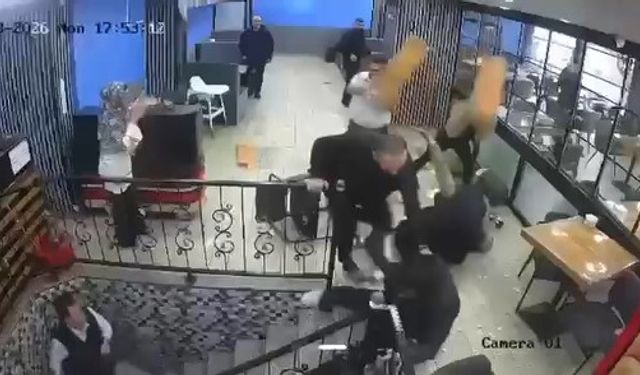 Kafede çıkan kavgada ortalık savaş alanına döndü: 100 bin liralık hasar