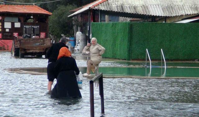 Kaplıca sular altında, vatandaşlar şifa peşinde