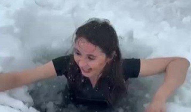 Kars'ta bir kadın Çıldır Gölü'nün buz gibi suyuna girdi
