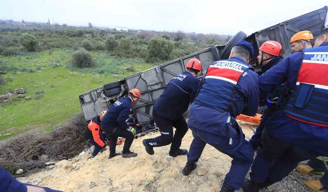 Antalya'daki kazada yaralanan yolcu o anları anlattı: 'Önce yan yatıp süründük, sonra bariyer saplandı'