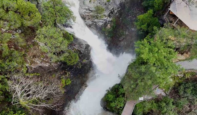 Kazdağları'nın Sütüven Şelalesi yağışlarla birlikte Niagara'yı aratmadı
