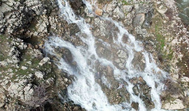 Kurumak üzere olan su kaynağı çağlayana dönüştü