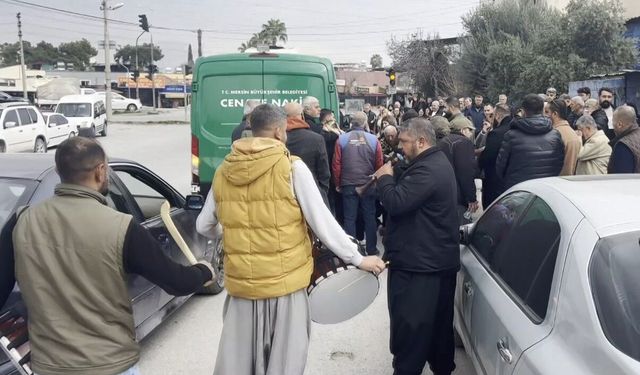 Mersin'de kazada ölen genç adamın cenazesi davul zurnayla uğurlandı