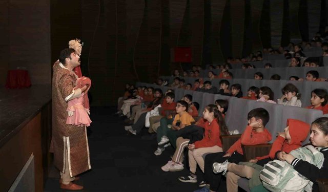 Mersin'de Şehir Tiyatrosu gençleri 'Bilge Hekim Lokman' ile buluşturdu