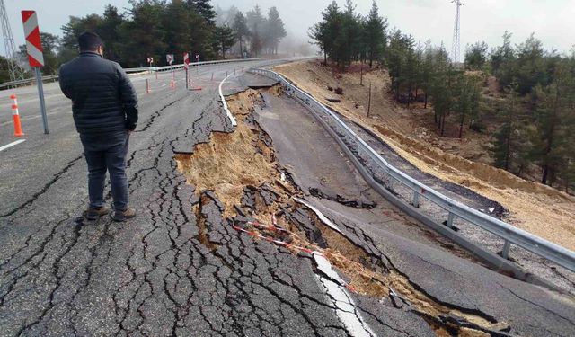 Mersin'de şiddetli yağışta yolda 2 metrelik çukur oluştu