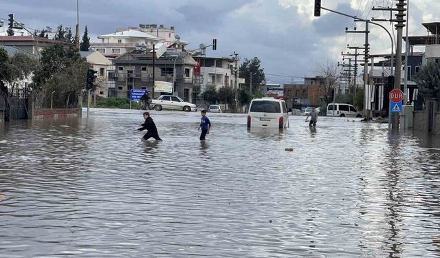Osmaniye'de kuvvetli yağış: Yollar suyla doldu, araçlar yolda kaldı