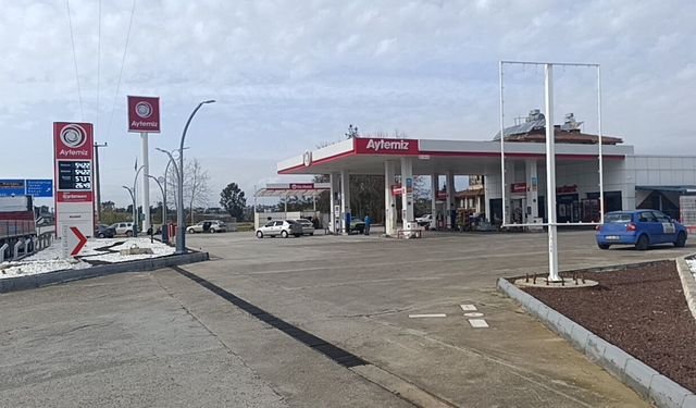 Otomobil akaryakıt istasyonuna daldı, facianın eşiğinden dönüldü