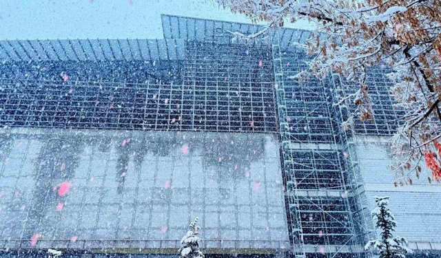 Patnos'ta sıcak hava yerini kar yağışına bıraktı