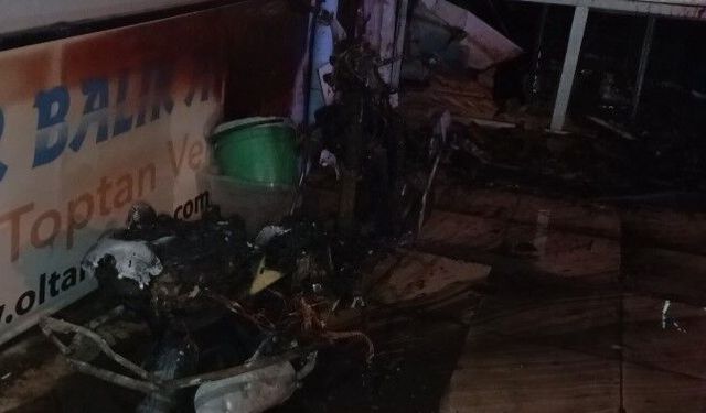 Sabah saatlerinde yangın çıkan dükkan kullanılamaz hale geldi