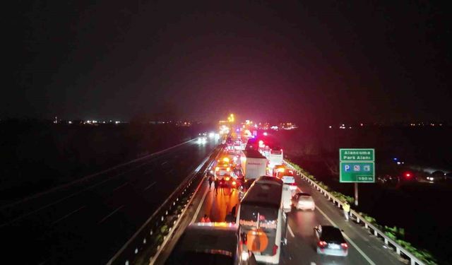 Sakarya'da 16 aracın karıştığı zincirleme kazada 4'ü ağır 13 yaralı: Olay yeri böyle görüntülendi