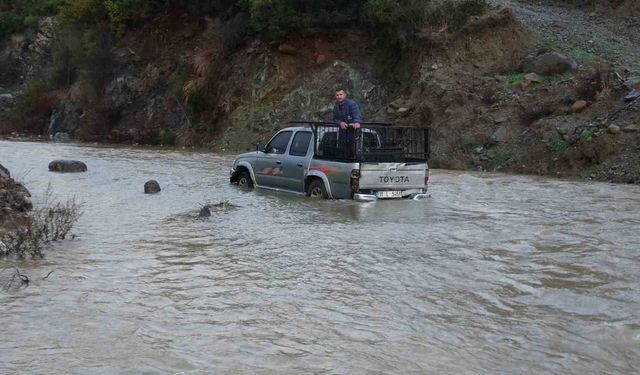 Sele teslim olan yollarda araçlar mahsur kaldı: Yaşanan zor anlar kamerada