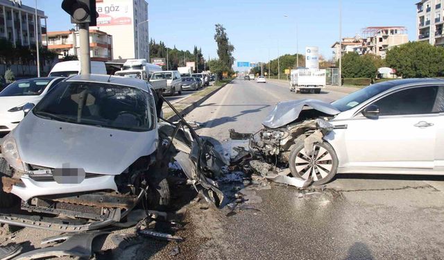 Serik'te iki otomobil çarpıştı:2 yaralı