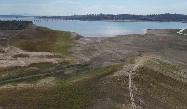 Seyhan Baraj Gölü'ndeki kuraklık ve sonrası dron ile görüntülendi