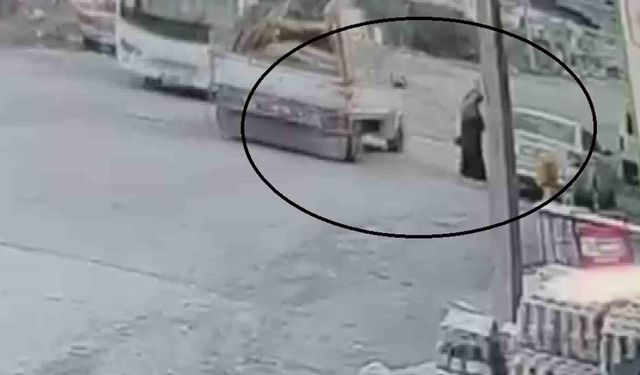 Seyir halindeki pikabın açılan kapağı kadının kafasına çarptı