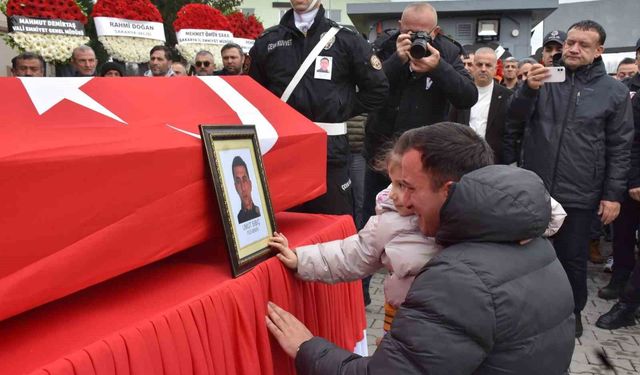 Son veda yürek yaktı: Küçük kız babasını tebessümle uğurladı