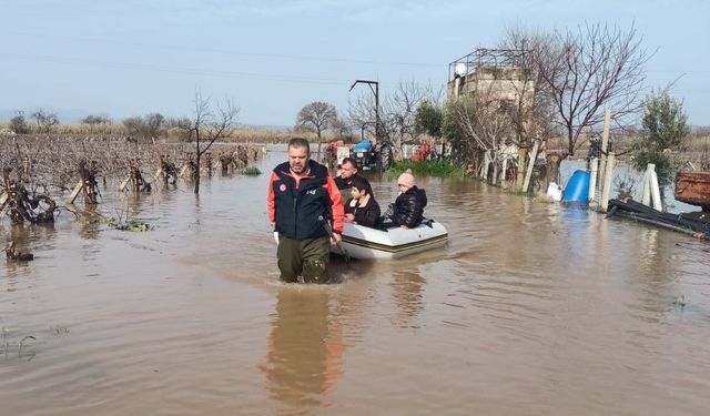 Su baskınında mahsur kalan 4'ü çocuk 5 kişi kurtarıldı