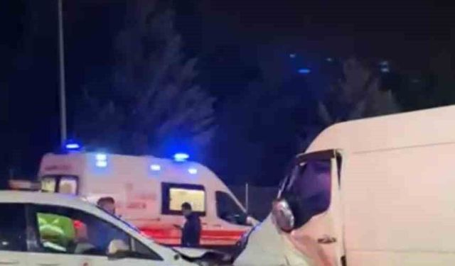 Sultanbeyli'de polis aracı ile otomobil çarpıştı: 3 yaralı
