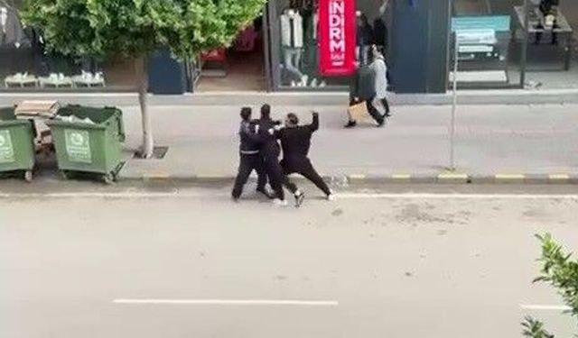 'Telefonumun ekranına baktın' kavgasında sokak boks ringine döndü