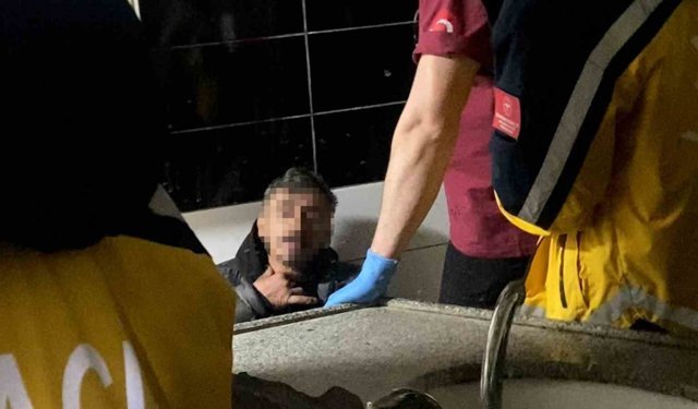 Tuvalette hareketsiz bulundu, uyuduğu ortaya çıktı