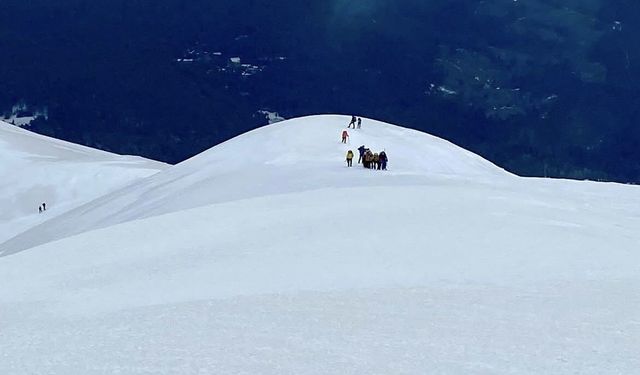 Uludağ'ın zirvesindeki donmuş Türk Bayrağını dağcılar değiştirdi
