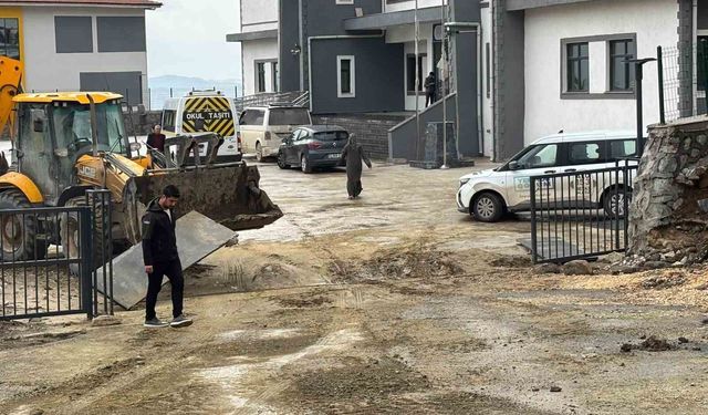 Vatandaş 'Zor olamaz' diye paylaştı, Hatay Büyükşehir Belediyesi öğrencilerin okul yolunu temizlendi