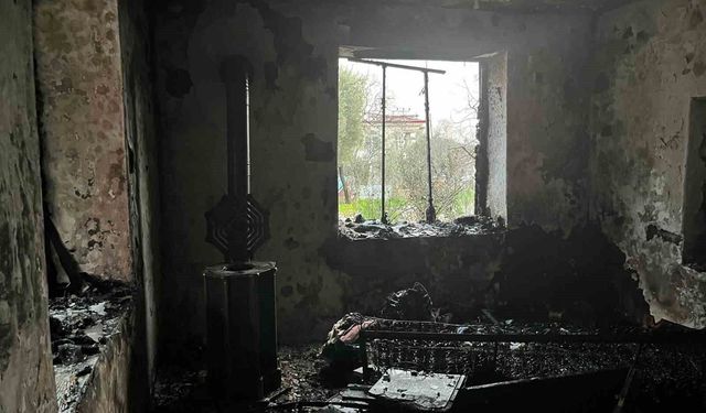 Yangına uykuda yakalanan yaşlı kadın hastaneye kaldırıldı