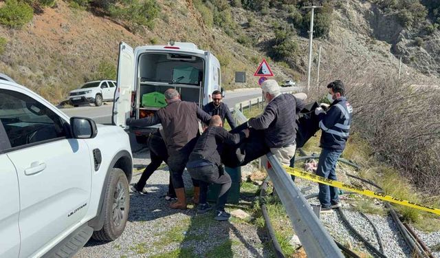 Yol kenarında ölü bulunan kadının kocası ile oğlu tutuklandı