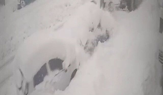 Yoldaki karı temizleyen iş makinası kardan kaybolan otomobile çarptı