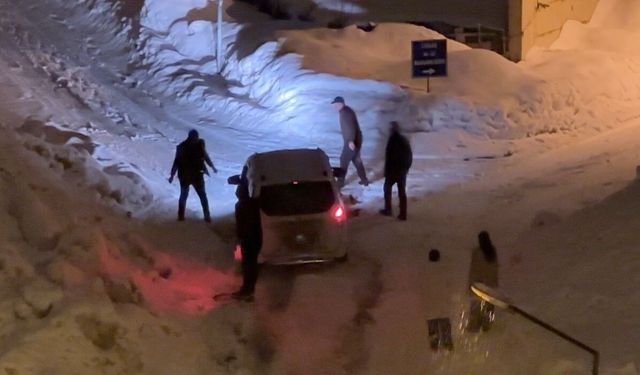 Yüksekova'da kar yağışı: Araçlar imece usulü kurtarıldı