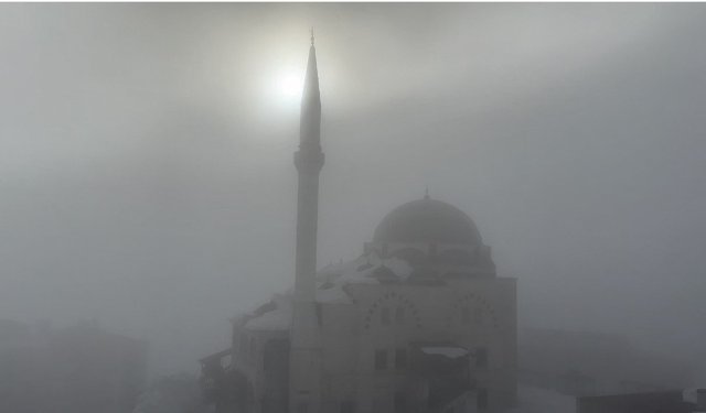 Yüksekova'da yoğun sis ulaşımı olumsuz etkiledi