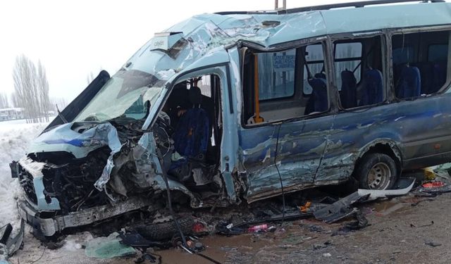 Yüksekova'da yolcu minibüsü ile otobüs çarpıştı: Çok sayıda yaralı var
