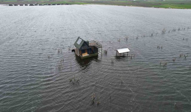 Yüzen evler...Ulubat Gölü taştı, felaket havadan görüntülendi