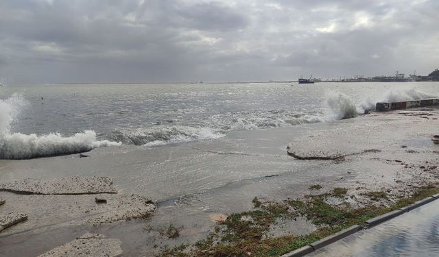 Mersin’de deniz karayla birleşti