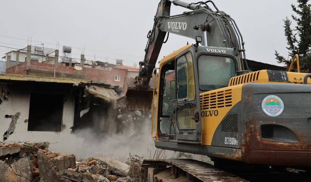 Toroslar, metruk yapılardan temizleniyor