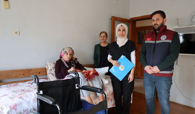 Toroslar Belediyesi tekerlekli sandalye ve engelli pusetlerini ihtiyaç sahiplerine ulaştırdı