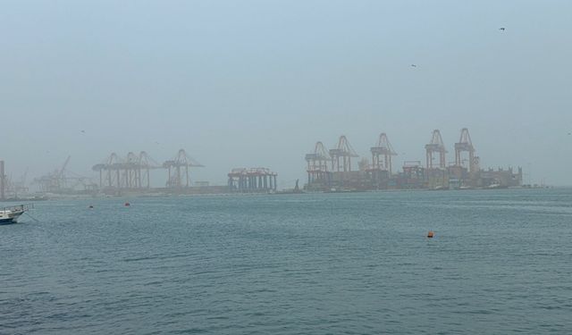 Mersin, selden sonra şiddetli rüzgar ve toz bulutuyla mücadele ediyor