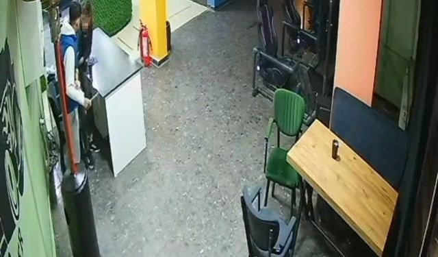 17 yaşındaki çocuğun bıçaklandığı anlar güvenlik kamerasında