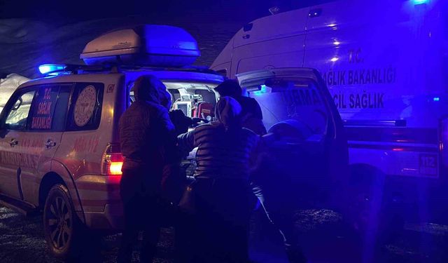 Ağrı'da rahatsızlanan hasta arazi tipi ambulansla hastaneye kaldırıldı