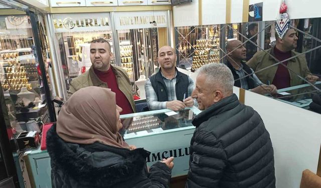 Altın fiyatları düştü, vatandaş kuyumculara akın etti